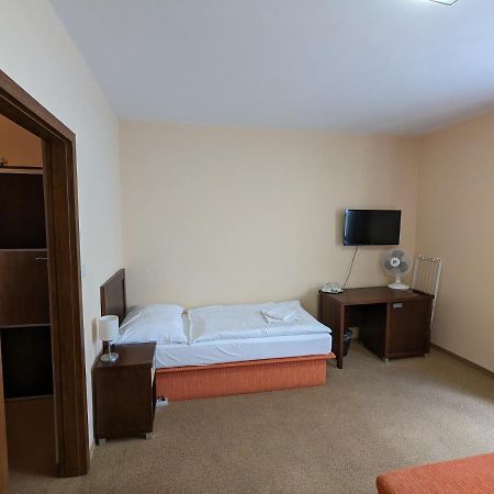 Garni Hotel Cosmopolitan Senec Dış mekan fotoğraf