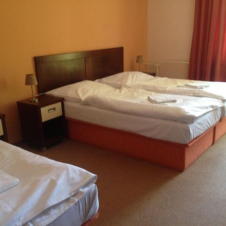 Garni Hotel Cosmopolitan Senec Oda fotoğraf