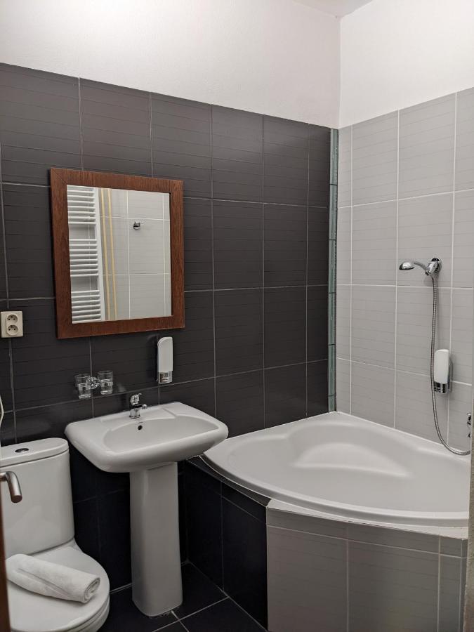 Garni Hotel Cosmopolitan Senec Dış mekan fotoğraf