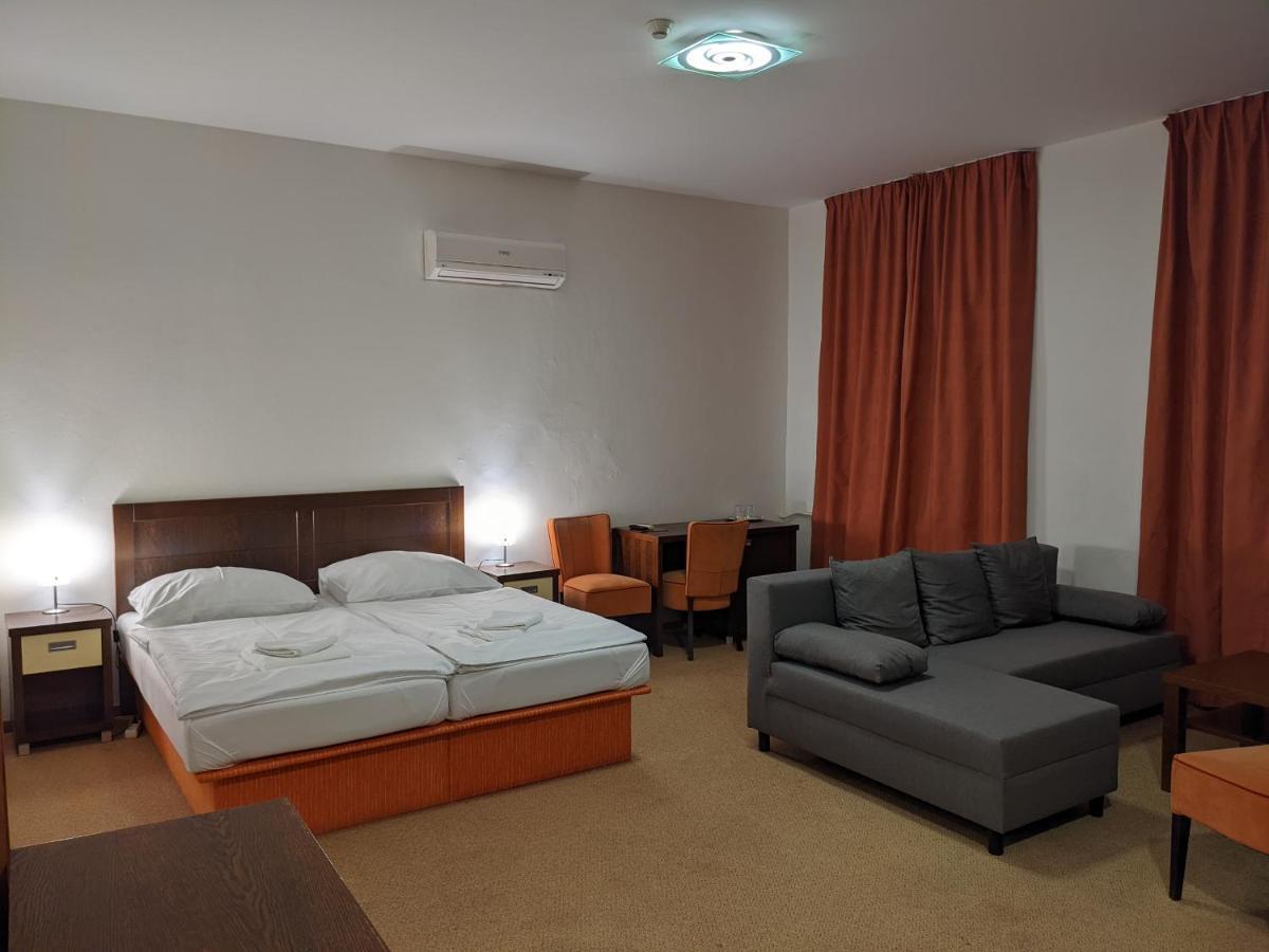 Garni Hotel Cosmopolitan Senec Dış mekan fotoğraf