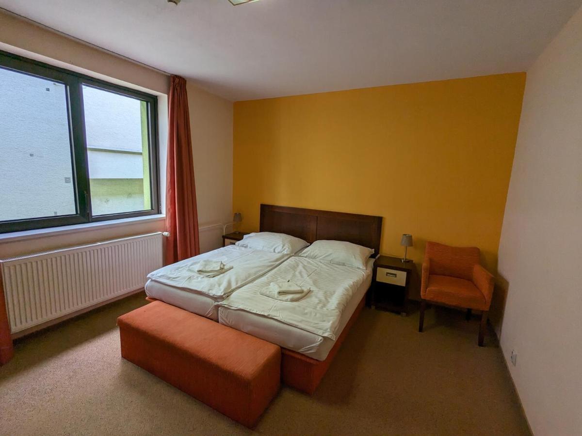 Garni Hotel Cosmopolitan Senec Dış mekan fotoğraf