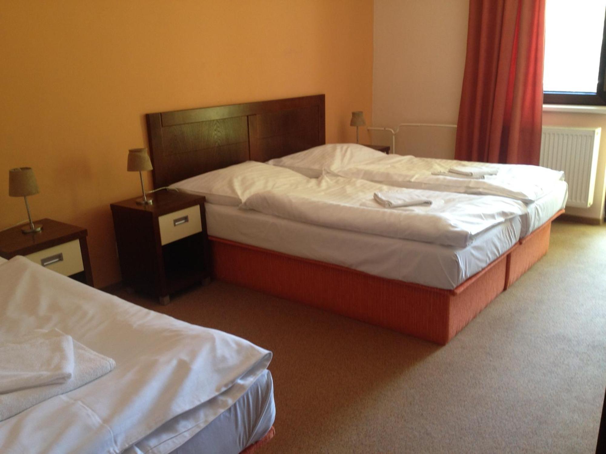 Garni Hotel Cosmopolitan Senec Oda fotoğraf