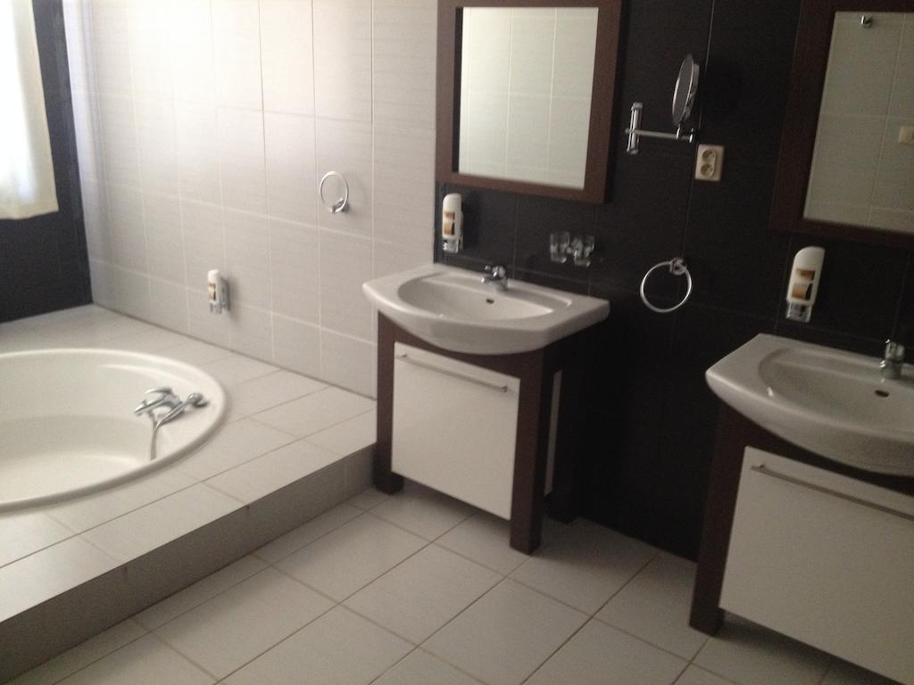 Garni Hotel Cosmopolitan Senec Oda fotoğraf