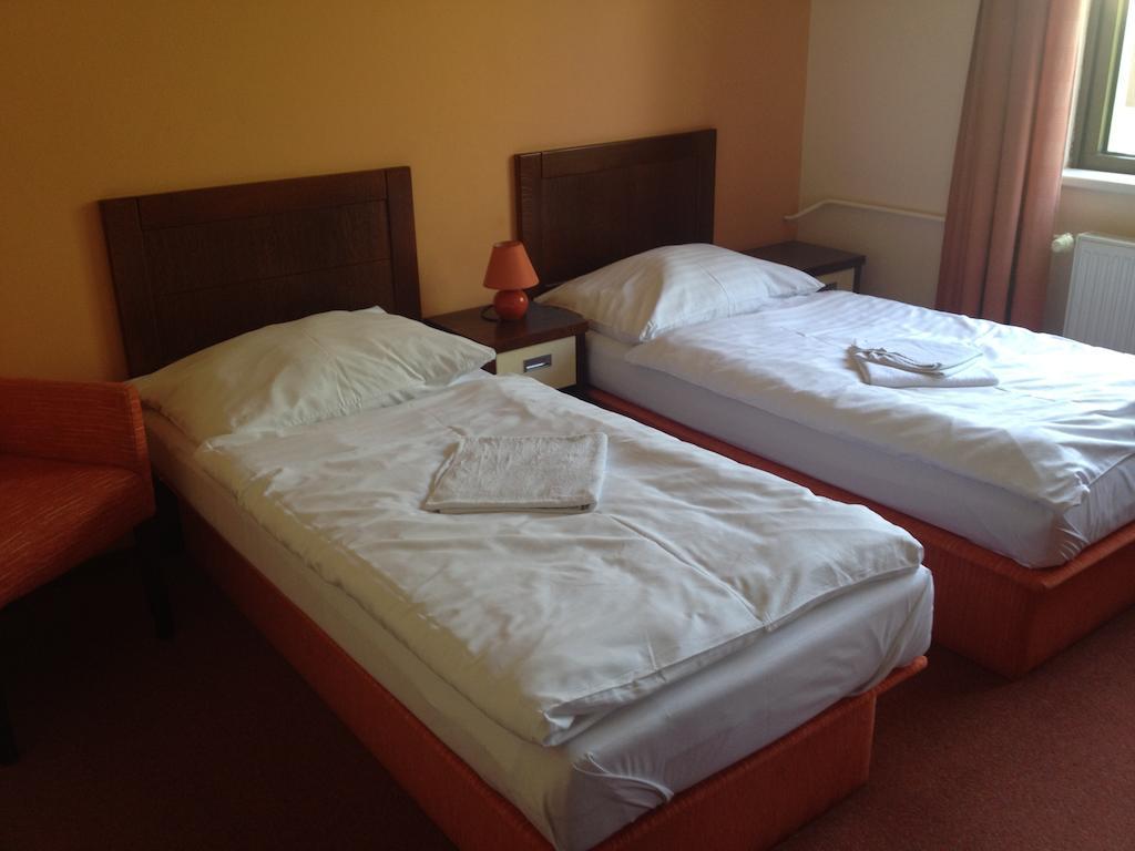 Garni Hotel Cosmopolitan Senec Oda fotoğraf
