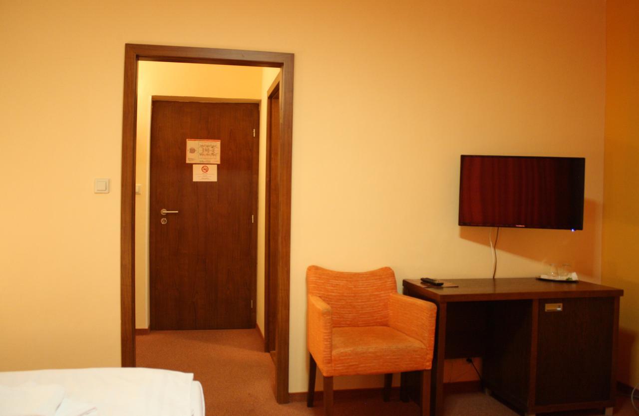 Garni Hotel Cosmopolitan Senec Dış mekan fotoğraf