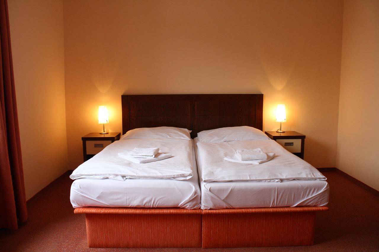 Garni Hotel Cosmopolitan Senec Dış mekan fotoğraf