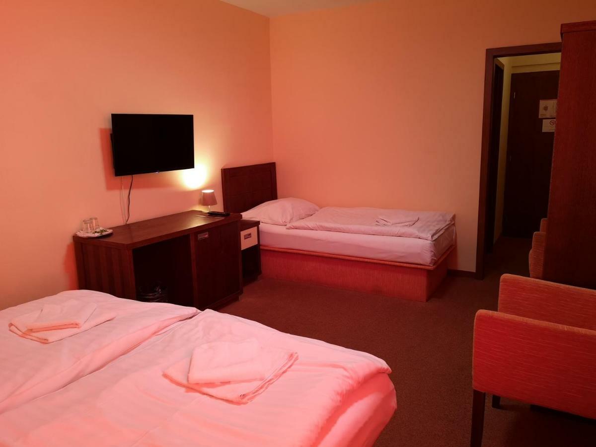 Garni Hotel Cosmopolitan Senec Dış mekan fotoğraf