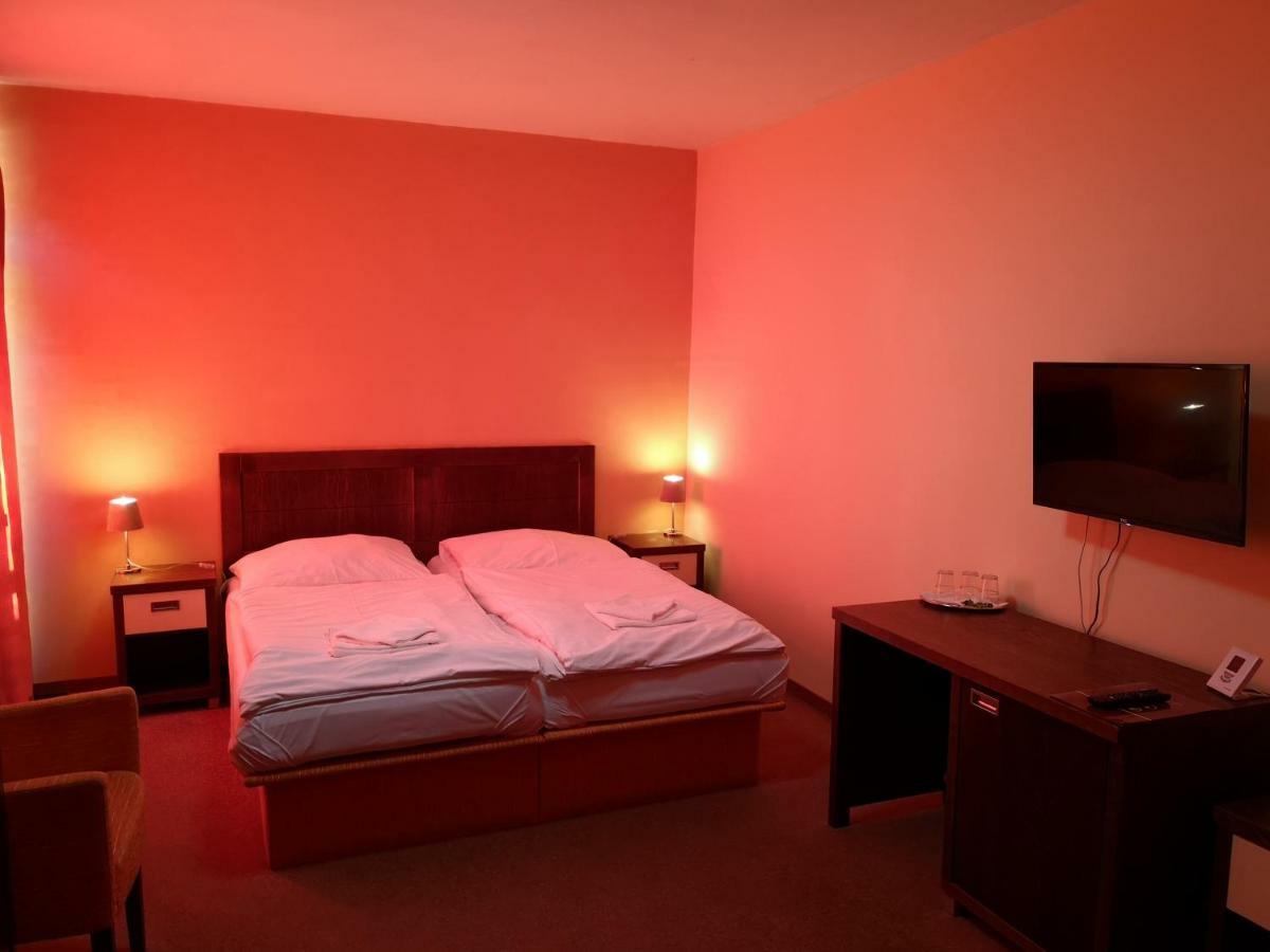 Garni Hotel Cosmopolitan Senec Dış mekan fotoğraf